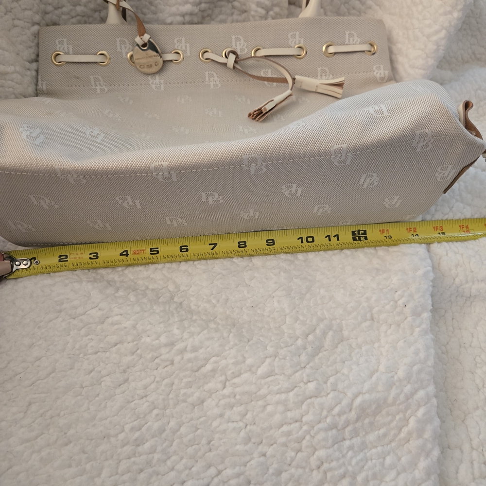 Dooney & Bourke Chic Beige Tote Bag with Logo Design - Picture 8 of 10